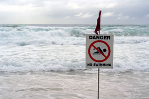 Panneau sur une plage baignade interdite